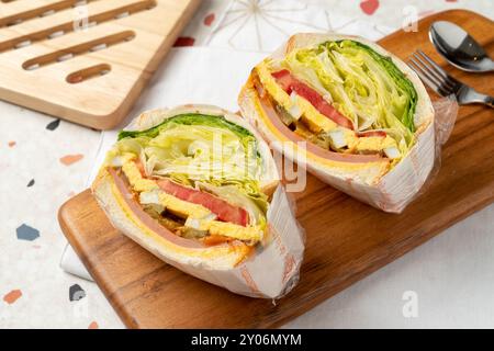 Speisen, Sandwiches, Brot, Käse, Tomaten, Mahlzeit, Pizza, Mittagessen, Imbiss, Abendessen, Fleisch, Teller, Schinken, Frühstück, Vorspeise, Gourmet, gesund, frisch, Toast, Cuis Stockfoto