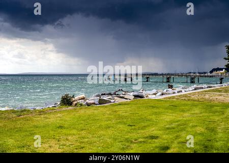 Herannahender Sturm an der Strandpromenade in Sassnitz Stockfoto