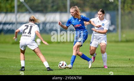 St. Leon Rot, Deutschland. September 2024. v.li.: Laureen Deckenbach (KSC, 21), Vanessa Herre (TSG II, 28), Lilly Graumann (KSC, 11), Zweikampf, Spielszene, Duell, Duell, Tackle, Tackling, Dynamik, Aktion, 01.09.2024, St. Leon-Rot (Deutschland), FUSSBALL, REGIONALLIGA SÜD, TSG 1899 HOFFENHEIM U20 - KARLSRUHER SC, DFB/DFL-VORSCHRIFTEN VERBIETEN DIE VERWENDUNG VON FOTOGRAFIEN ALS BILDSEQUENZEN UND/ODER QUASI-VIDEO. Quelle: dpa/Alamy Live News Stockfoto