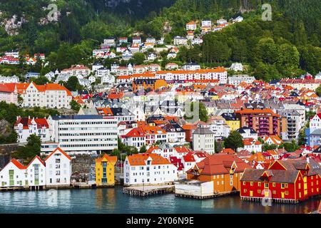 Bergen, Norwegen Stadtbild Panorama mit bunten traditionellen Häusern und Fjord Stockfoto