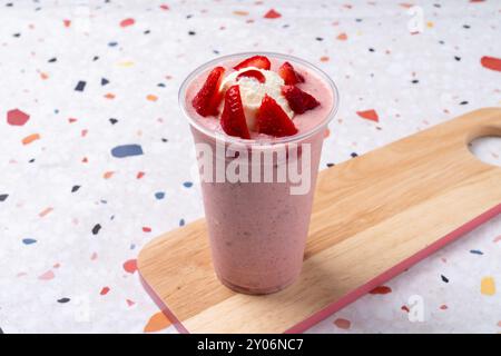 Calua, Macchiato, Kuchen, Schokolade, Schlagsahne, castella, Zitrone, Ade, Erdbeere, Oreo, Shake, Eis, Americano, Kaffee, Eis, cafe Stockfoto
