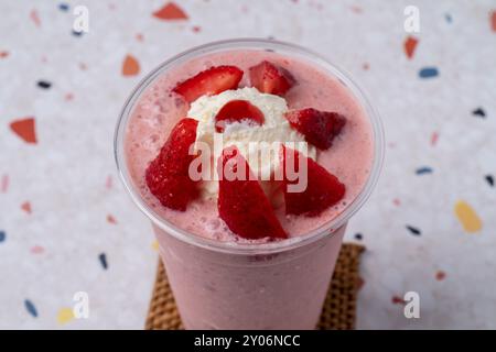 Calua, Macchiato, Kuchen, Schokolade, Schlagsahne, castella, Zitrone, Ade, Erdbeere, Oreo, Shake, Eis, Americano, Kaffee, Eis, cafe Stockfoto
