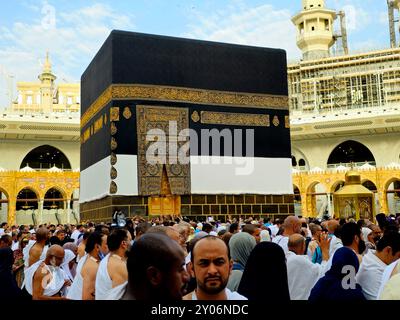 Mekka, Saudi-Arabien, 12. Juni 2024: Tawaf oder Circumambulation um Ka'bah, die heilige Kaaba, ein Steingebäude im Zentrum des wichtigsten Motivs des Islam Stockfoto