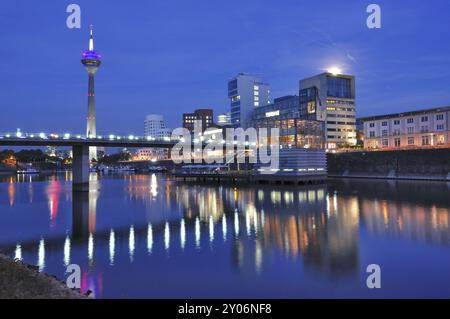 Abendstimmung zur blauen Stunde im Medienhafen Düsseldorf, mit dem Rheinturm und den Gehry-Häusern, Rheinland, Nordrhein-Westfalen, Deutschland, EUR Stockfoto