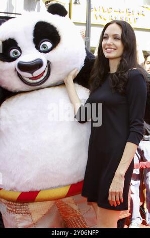 HOLLYWOOD, KALIFORNIEN, 9. NOVEMBER 2008: Angelina Jolie bei der Premiere von Secrets of the Furious Five in Los Angeles im Grauman's Chinese Theater in Stockfoto