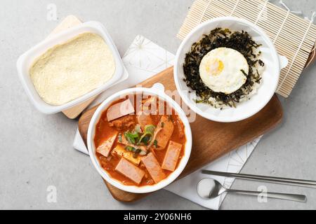 Essen, Essen, Gericht, Suppe, Abendessen, gebraten, Teller, Gemüse, Fleisch, Küche, Brot, Soße, Schüssel, Gourmet, Frühstück, Mittagessen, Tomaten, weiß, lecker, heil Stockfoto