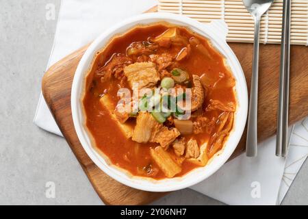 Essen, Essen, Gericht, Suppe, Abendessen, gebraten, Teller, Gemüse, Fleisch, Küche, Brot, Soße, Schüssel, Gourmet, Frühstück, Mittagessen, Tomaten, weiß, lecker, heil Stockfoto