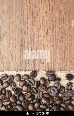 Kaffeebohnen auf Teakholztisch Stockfoto