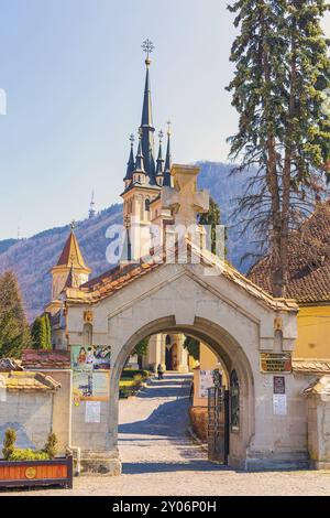 Brasov, Rumänien, 24. März 2015: Das Eingangstor und der Heilige Nikolaus oder SF. Nicolae-Kirche in Transilvanien, Europa Stockfoto