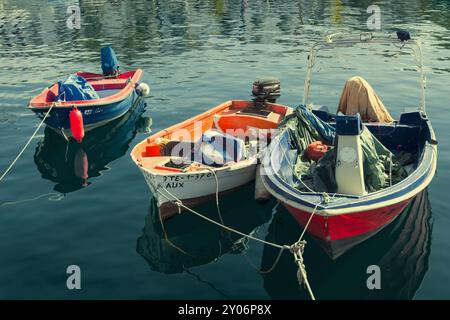 3 farbenfrohe Fischerboote liegen nebeneinander im Hafenbecken von Puerto de Mogan Stockfoto