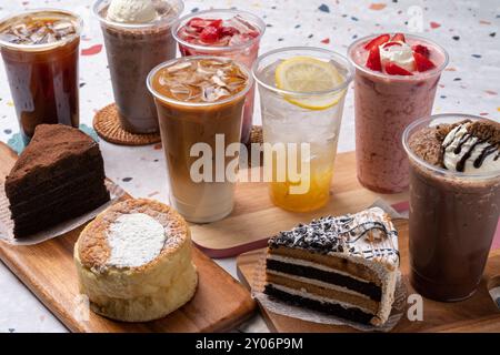 Calua, Macchiato, Kuchen, Schokolade, Schlagsahne, castella, Zitrone, Ade, Erdbeere, Oreo, Shake, Eis, Americano, Kaffee, Eis, cafe Stockfoto