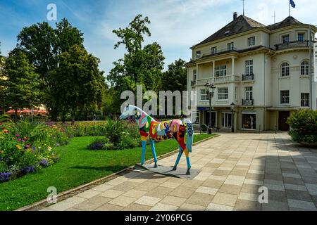 Vor dem Theater stehen während der Rennwochen in Iffezheim bei Baden-Baden Pferdestatuen. Deutschland, Europa Stockfoto