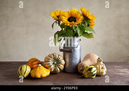 Herbstliches Stillleben mit Sonnenblumen und K Stockfoto