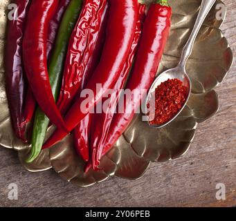 Frische, getrocknete und gemahlene Chilischoten Stockfoto