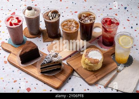 Calua, Macchiato, Kuchen, Schokolade, Schlagsahne, castella, Zitrone, Ade, Erdbeere, Oreo, Shake, Eis, Americano, Kaffee, Eis, cafe Stockfoto