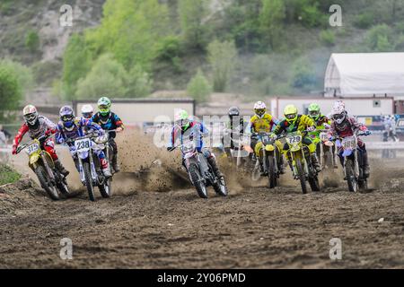 Motocross-Fahrer weichen einem gefallenen Fahrer aus Stockfoto