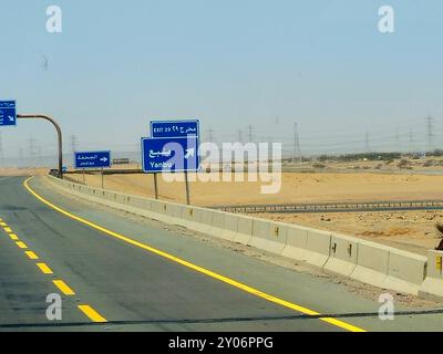 Makkah Madinah Road, Saudi-Arabien, 25. Juni 2024: Yanbu-Straßenschild am Mecca Medina Highway Road, Tourismus und Pilgerkonzept im Königreich Saudi-Arabien Stockfoto