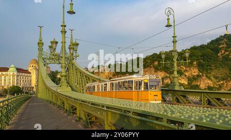 Freiheitsbrücke in Budapest über die Donau. Historische Straßenbahn auf der Brücke Stockfoto