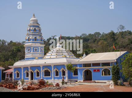 Alte Goa, Indien - 27. Februar 2024: Neuer Hindu-Tempel in den Bergen. Weltreligion Stockfoto