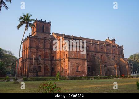 Old Goa, Indien - 27. Februar 2024: Barocke katholische Kirche Basilika von Bom Jesus. Antike Architektur Stockfoto