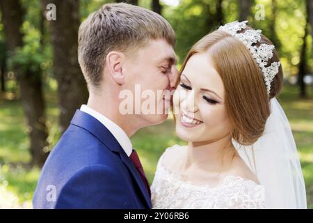 Porträt eines frisch vermählten Paares auf einem Hochzeitsspaziergang. Das Konzept eines glücklichen jungen Paares. Hochzeit Stockfoto