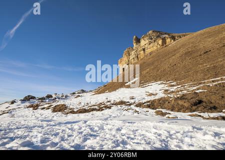 Die Landschaft der schneebedeckten kaukasischen Felsen am Gumbashi Pass. Ein riesiges, scharfes Gesteinsfeld in einer Höhe von 2100 Metern über dem Meeresspiegel mit einem s Stockfoto