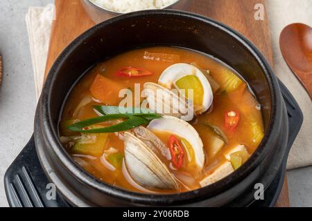 Koreanisches Essen, rot, Krabben, Tempura, Marinade, Marinade, Sojasauce, Suppe, gedämpfter Tintenfisch, gebratener Rührfisch, geschmorter Tofu, Schweinefleisch, Kimchi, Eintopf, Sojabohnenpaste, Seite Stockfoto