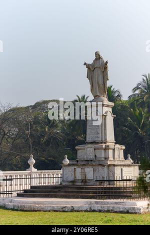 Old Goa, Indien - 27. Februar 2024: Statue Jesu Christi aus Marmor. Antike Architektur. Historisches Denkmal Stockfoto