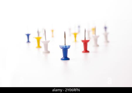 Bunte Push pins auf weißem Hintergrund, selektiven Fokus im Vordergrund Stockfoto