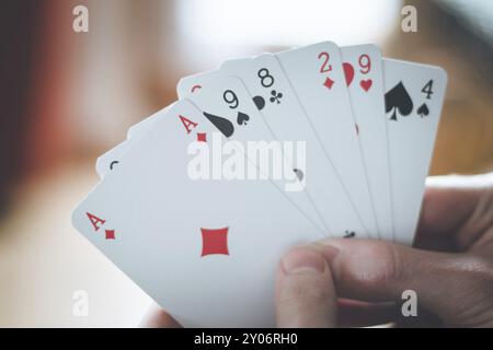Junger Mann spielt Karten, Ausschnitt seiner Hände Stockfoto