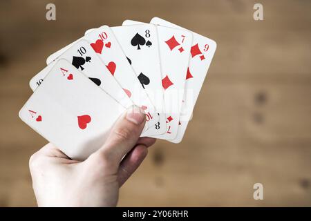 Der Mensch ist die Karten, Ausschnitt seiner Hände Stockfoto