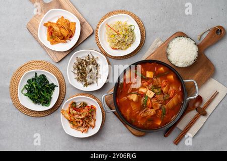 Koreanisches Essen, rot, Krabben, Tempura, Marinade, Marinade, Sojasauce, Suppe, gedämpfter Tintenfisch, gebratener Rührfisch, geschmorter Tofu, Schweinefleisch, Kimchi, Eintopf, Sojabohnenpaste, Seite Stockfoto