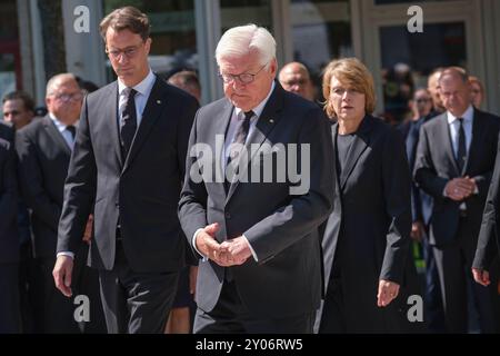 Bundespraesident Frank-Walter Steinmeier M und seine Ehefrau Elke Buedenbender Büdenbender, M.r, der Ministerpraesident von Nordrhein-Westfalen Hendrik Wuest Wüst, l gedenken waehrend einer Kranzniederlegung der Opfer des Attentats von Solingen am Tatort Fronhof am 01.09.2024. In einer Trauerfeier in Solingen ist am Sonntag den Opfern des Messerangriffs in der Stadt gedacht worden. Beim fest der Vielfalt zum 650. Geburtstag der Stadt Solingen hatte ein Attentaeter am Freitag vergangener Woche mehrere Personen mit einem Messer attackiert: Drei Menschen wurden getoetet und acht teilweise schwer Stockfoto