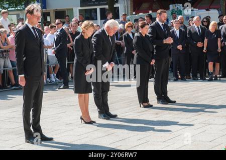 Bundespraesident Frank-Walter Steinmeier M.r und seine Ehefrau Elke Büdenbender, M.l, der Ministerpraesident von Nordrhein-Westfalen Hendrik Wuest Wüst,l und der Oberbuergermeister von Solingen Tim Kurzbach gedenken waehrend einer Kranzniederlegung der Opfer des Attentats von Solingen am Tatort Fronhof am 01.09.2024. In einer Trauerfeier in Solingen ist am Sonntag den Opfern des Messerangriffs in der Stadt gedacht worden. Beim fest der Vielfalt zum 650. Geburtstag der Stadt Solingen hatte ein Attentaeter am Freitag vergangener Woche mehrere Personen mit einem Messer attackiert: Dr Stockfoto