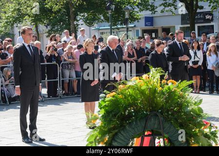 Bundespraesident Frank-Walter Steinmeier M.r und seine Ehefrau Elke Büdenbender, M.l, der Ministerpraesident von Nordrhein-Westfalen Hendrik Wuest Wüst,l und der Oberbuergermeister von Solingen Tim Kurzbach gedenken waehrend einer Kranzniederlegung der Opfer des Attentats von Solingen am Tatort Fronhof am 01.09.2024. In einer Trauerfeier in Solingen ist am Sonntag den Opfern des Messerangriffs in der Stadt gedacht worden. Beim fest der Vielfalt zum 650. Geburtstag der Stadt Solingen hatte ein Attentaeter am Freitag vergangener Woche mehrere Personen mit einem Messer attackiert: Dr Stockfoto