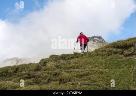 Ein Wanderer in den Alpen auf dem Weg zum Gipfel des Nebelhorns Stockfoto