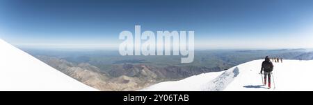 Panorama des Nordkaukasus mit der Teilnahme von Touristen, die von der Spitze des Elbrus absteigen. Blick auf den nördlichen kaukasus im Sommer von t Stockfoto