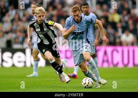 Tottenham Hotspurs Dejan Kulusevski (rechts) kämpft um den Ballbesitz mit Anthony Gordon von Newcastle United während des Premier League-Spiels im St. James' Park in Newcastle upon Tyne. Bilddatum: Sonntag, 1. September 2024. Stockfoto