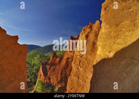 Die provenzalischen Ockersteinbrüche in Colorado, nahe Rustrel, leuchten im Abendlicht, Vaucluse, Provence, Provence-Alpes-Cote d'Azur, Südfrankreich, Franc Stockfoto