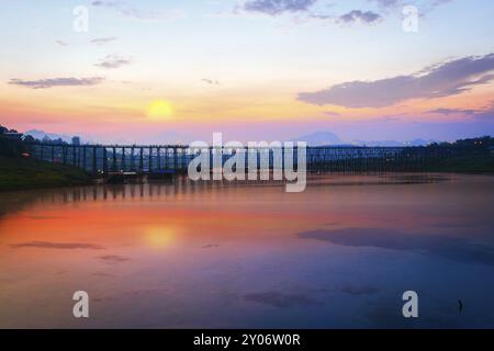 Sonnenuntergang die alte Holzbrücke (MON-BRÜCKE) längste in Thailand. In Sangklaburi in Kanchanaburi, Thailand, Asien Stockfoto