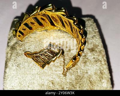 Armband aus gebrochenem Gold, Schmuck oder Schmuck, dekorative Gegenstände, die zur persönlichen Verzierung getragen werden, ein schmuckstück, das um das Handgelenk getragen wird, Decre Stockfoto