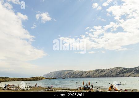 Kroatien, 28 08 2014: Blick auf einen Strand auf einer Insel rab mit wenigen Touristen, Adria und Berge in der Ferne, Europa Stockfoto