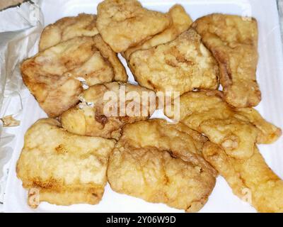 Selektiver Fokus auf leckeren großen gebratenen Nilbarsch-Fisch Lates niloticus und auch afrikanischer Goliath barramundi in tiefem Öl mit Knoblauchsoße gebraten, Stockfoto