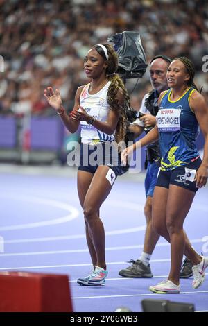 Karen Tatiana Palomeque Moreno und Darian Faisury Jimenez Sanchez vom Team Kolumbien feiern nach dem Sieg des Para Athletics Women's 100m - T38 Finales am dritten Tag der Paralympischen Sommerspiele 2024 im Stade de France am 31. August 2024 in Paris. Foto von Gary Mitchell Stockfoto