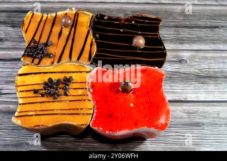 Karamell-, Schokoladen- und Erdbeerkuchen mit geschlagener Vanillecreme und geschäumten Kuchenschichten mit Erdbeeren-, Schokoladen- und Karamellpaste Stockfoto