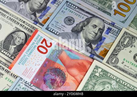 Schweiz Bargeld von Schweizer Franken und Vereinigten Staaten von Amerika Geldscheine, US-Dollar USD und Schweizer Franken CHF Wechselkurs, Mo Stockfoto