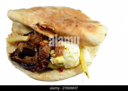 Mischung aus Kartoffeln, gebratenen Fingern, pürierten Fava-Bohnen, gebratener Aubergine, ägyptischem Falafel-grünen Burger, gekochten Eiern und Tahini gefüllt in einem Shami flatbre Stockfoto