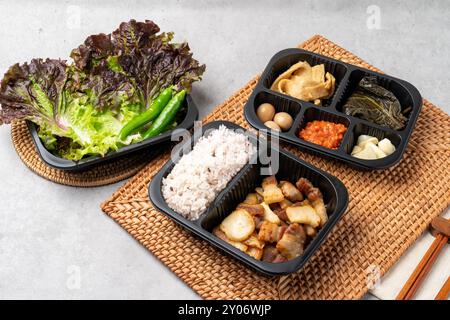 Koreanisches Essen, Kimchi, Eintopf, Lunchbox, gebratenes Schweinefleisch, Schweinefleisch, Bulgogi, Beilagen, Tofu, Schweinebauch, Salat, Rippchen, kalte Nudeln, Wachteleier, Perilla Stockfoto