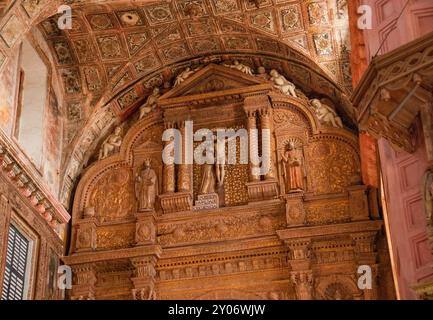 Alte Goa, Indien - 27. Februar 2024: Ikonostase mit Jesus in der katholischen Kathedrale. Antike Architektur Stockfoto