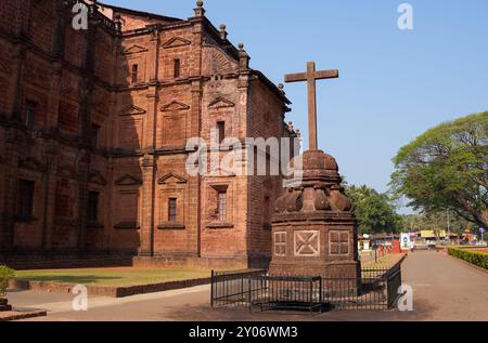 Alte Goa, Indien - 27. Februar 2024: Das Kreuz der Basilika Bom Jesus. Antike Architektur. Stockfoto